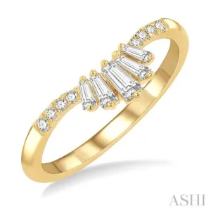 1/4 ctw Chevron Baguette Crown and Round Cut Diamond Fashion Ring in 14K Yellow Gold